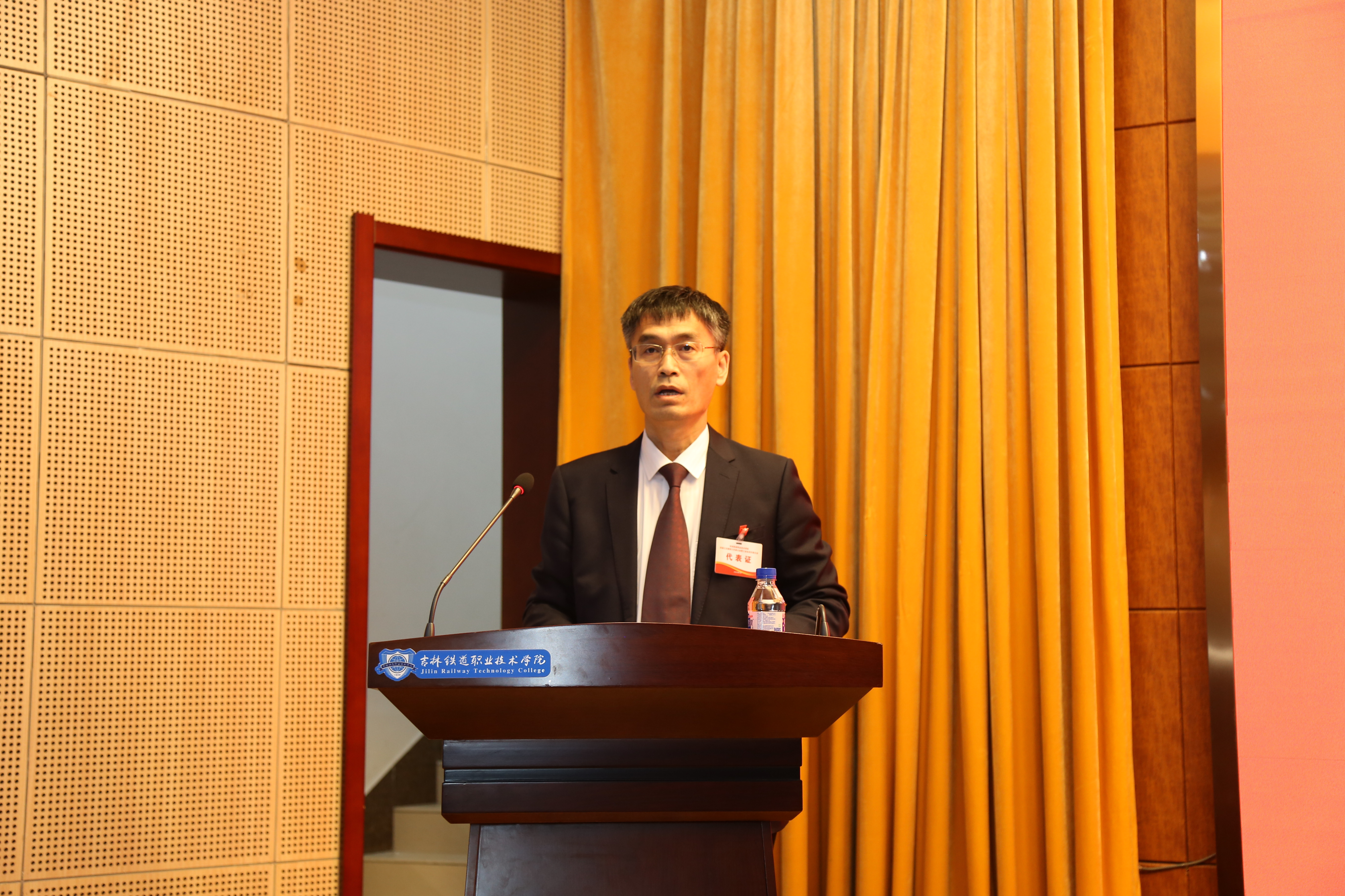 马卫强主持大会预备会议