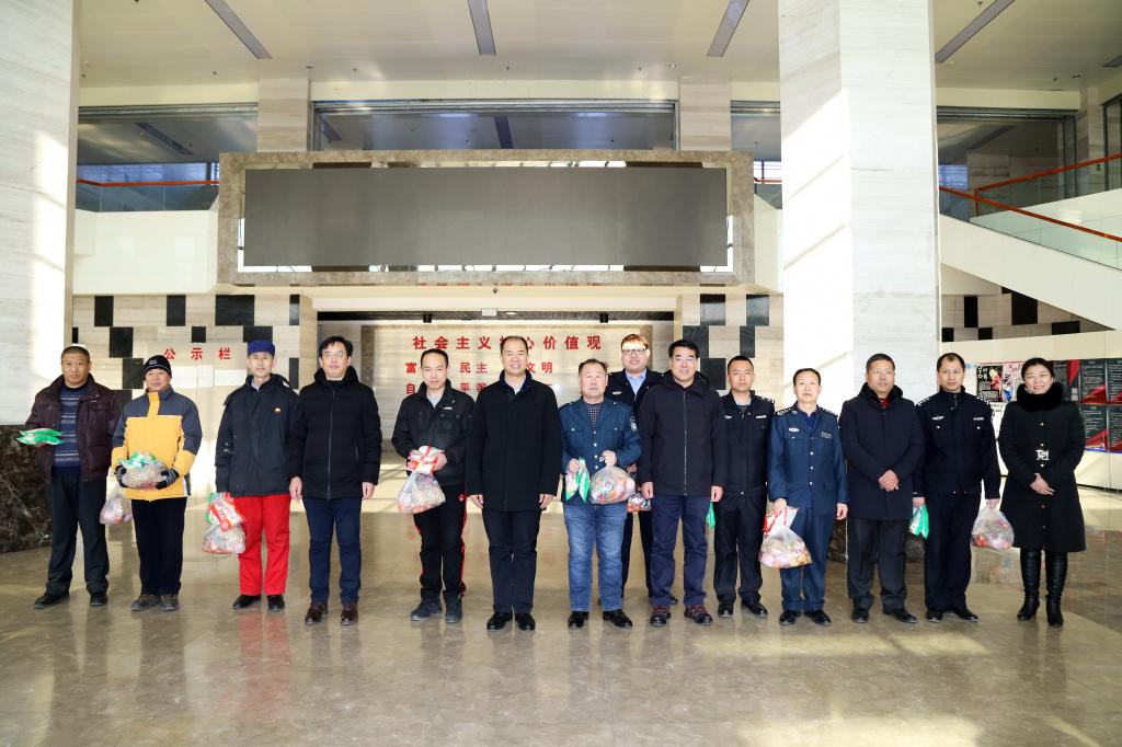 学院领导于教学楼与在岗值班工作人员合影