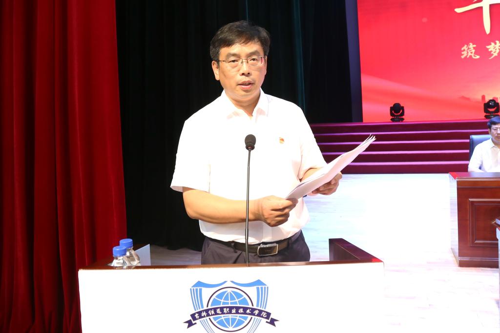 副院长田雷宣读在2018年上半年技能竞赛中获奖毕业生表彰决定、“卓越技能人才培养”班优秀学员表彰决定以及聘任毕业生担任校友联络员的决定