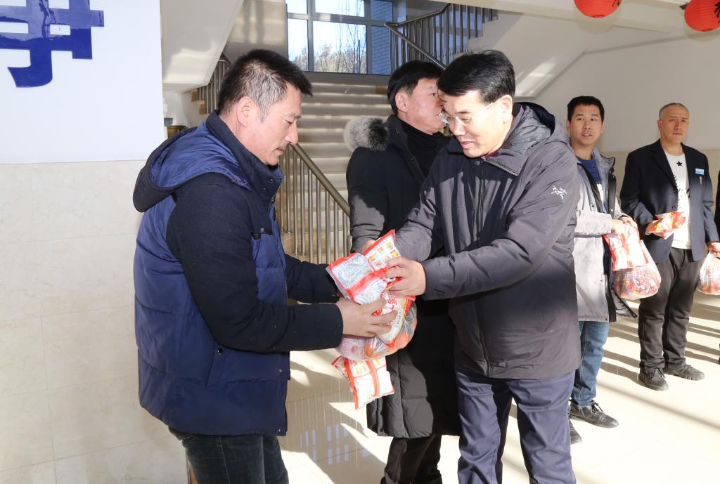 党委书记胡越平同志看望在岗值班工作人员