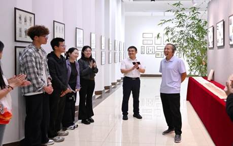 参观合照
