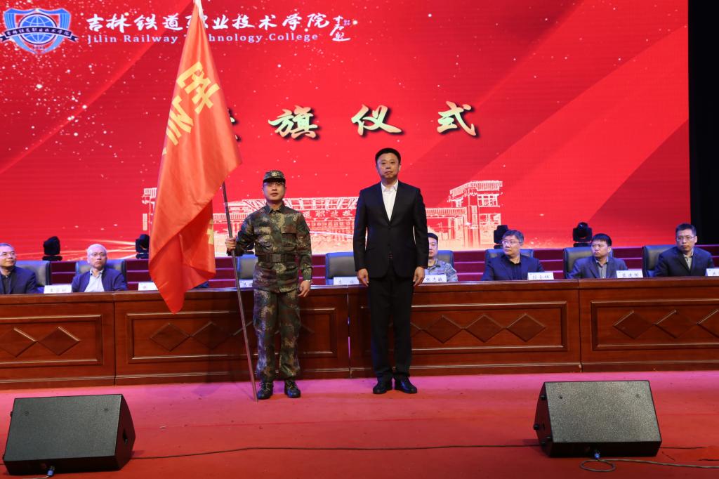 副校长李欣向各营授军训旗 副校长李欣向各营授军训旗