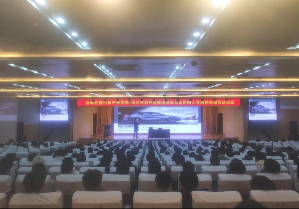 卢经理为师生介绍定向人才培养项目 卢经理为师生介绍定向人才培养项目