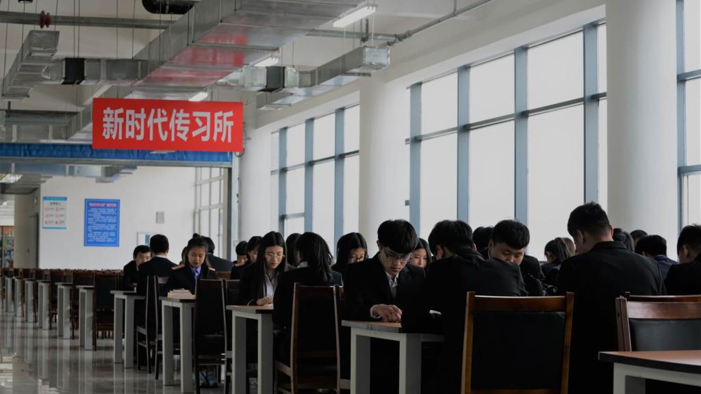 同学们认真阅读