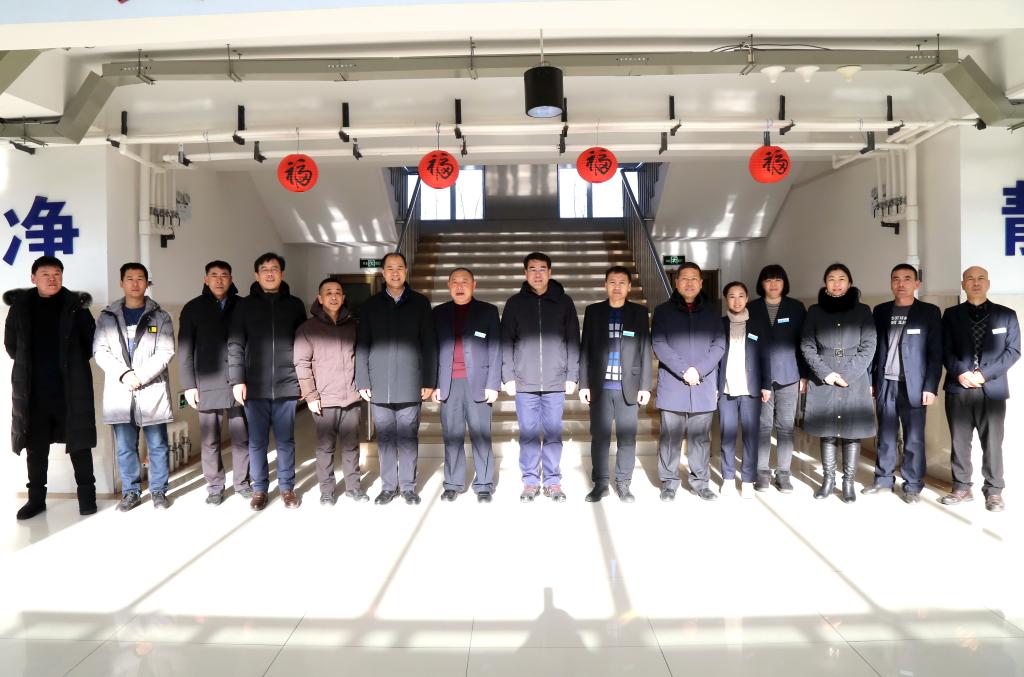 学院领导于学生公寓与在岗值班工作人员合影