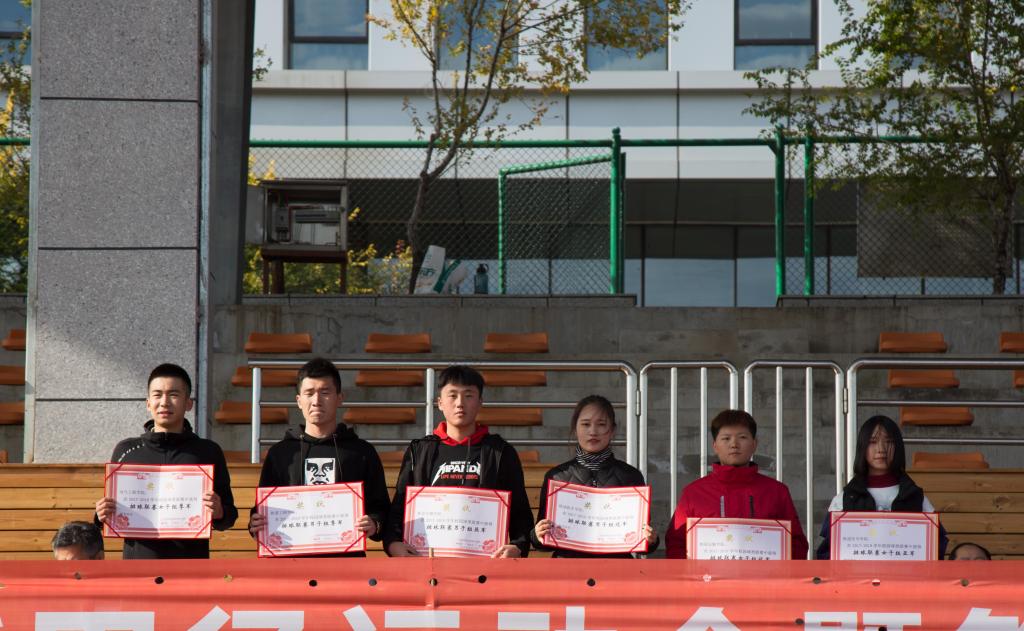 排球联赛前三名代表队领奖