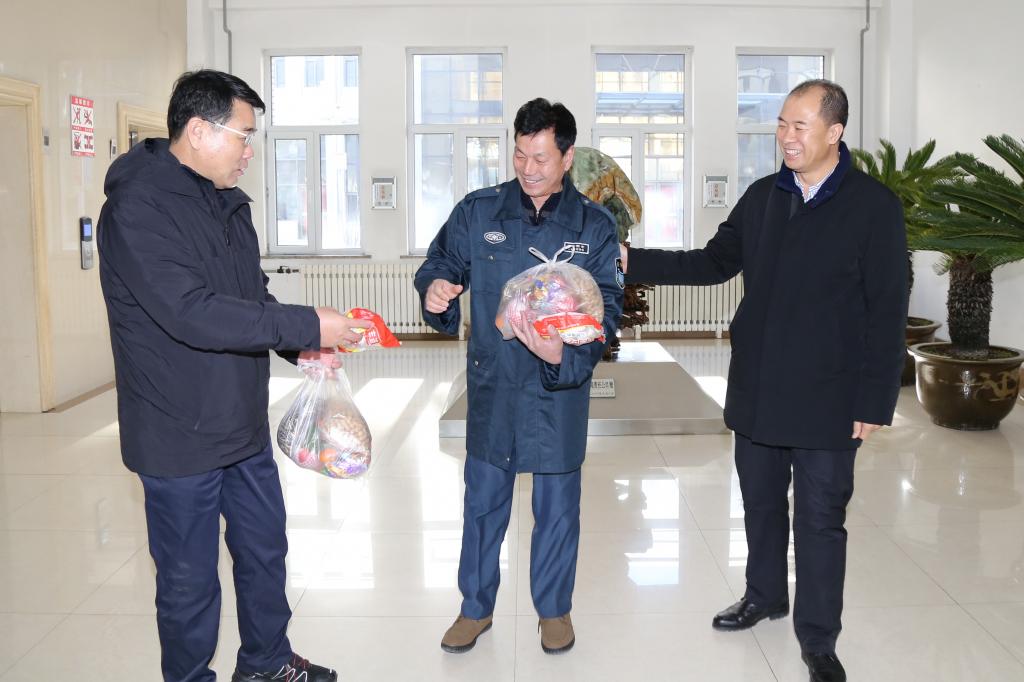 党委书记胡越平、院长曹炳志同志看望在岗值班工作人员