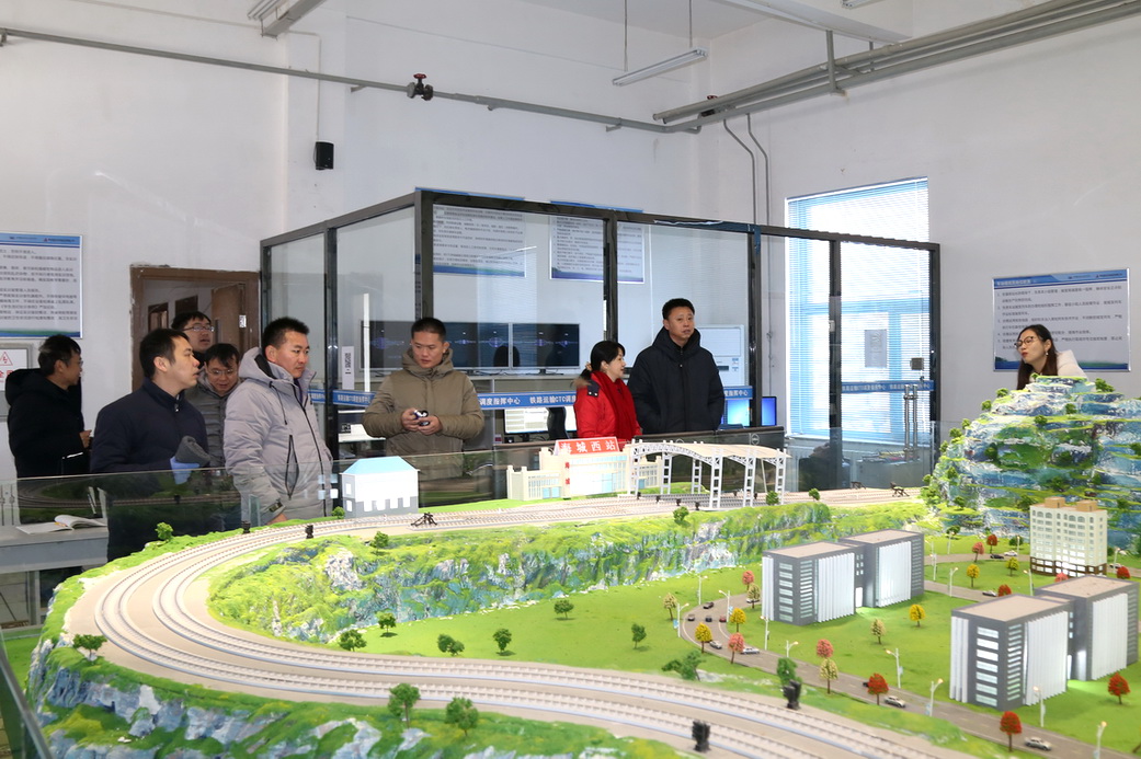 参观铁道运输学院实训基地