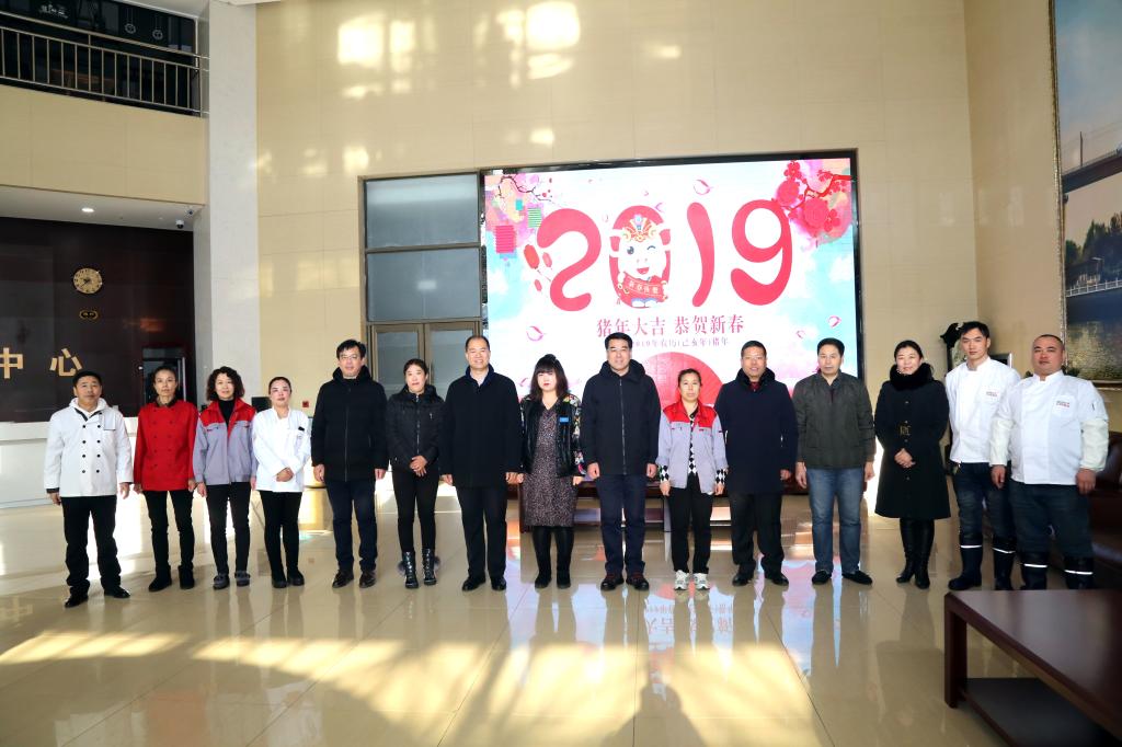 学院领导于培训中心与在岗值班工作人员合影