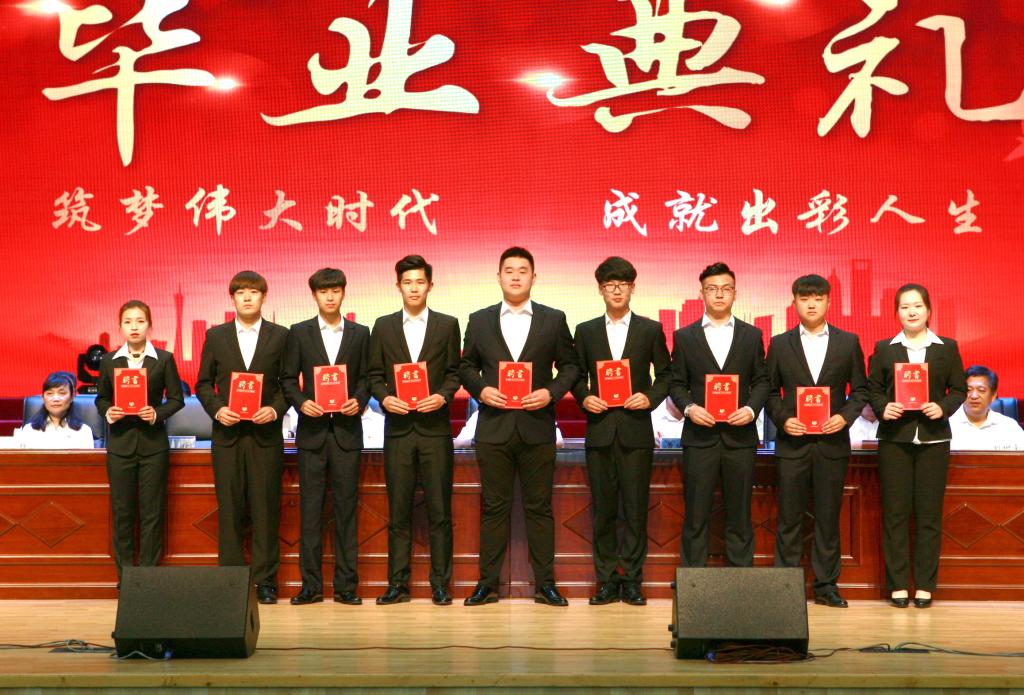 卓越技能人才培养班优秀学员代表领取证书