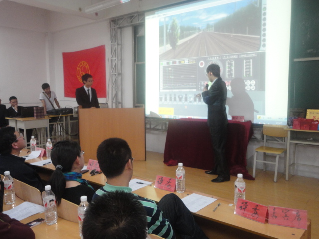 学生在讲解SS9的模拟操作平台