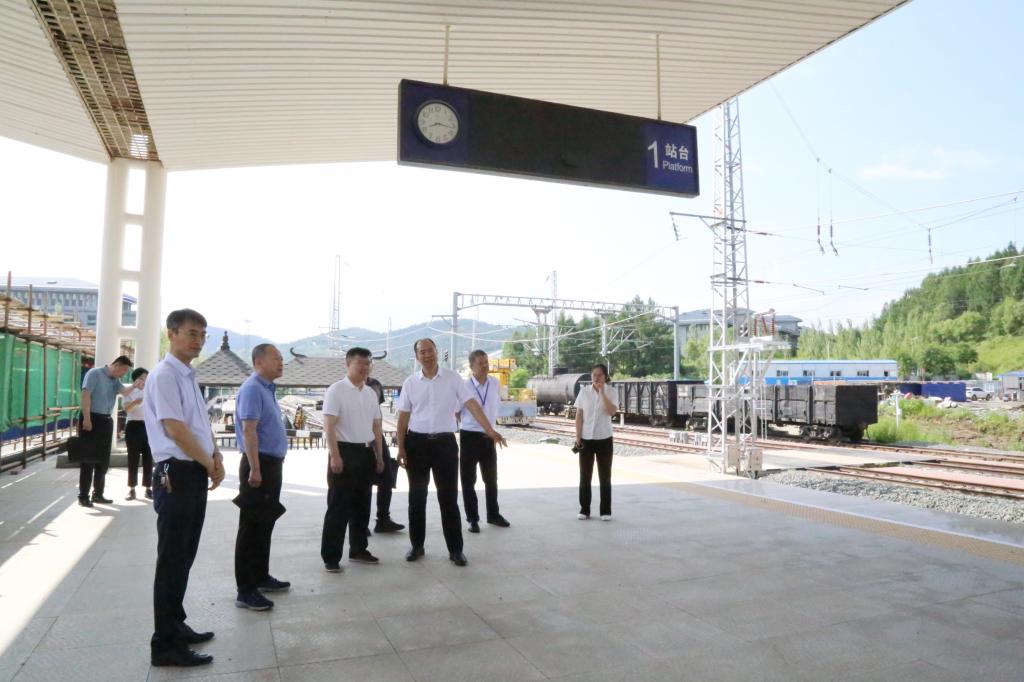 参观铁道综合演练实训基地