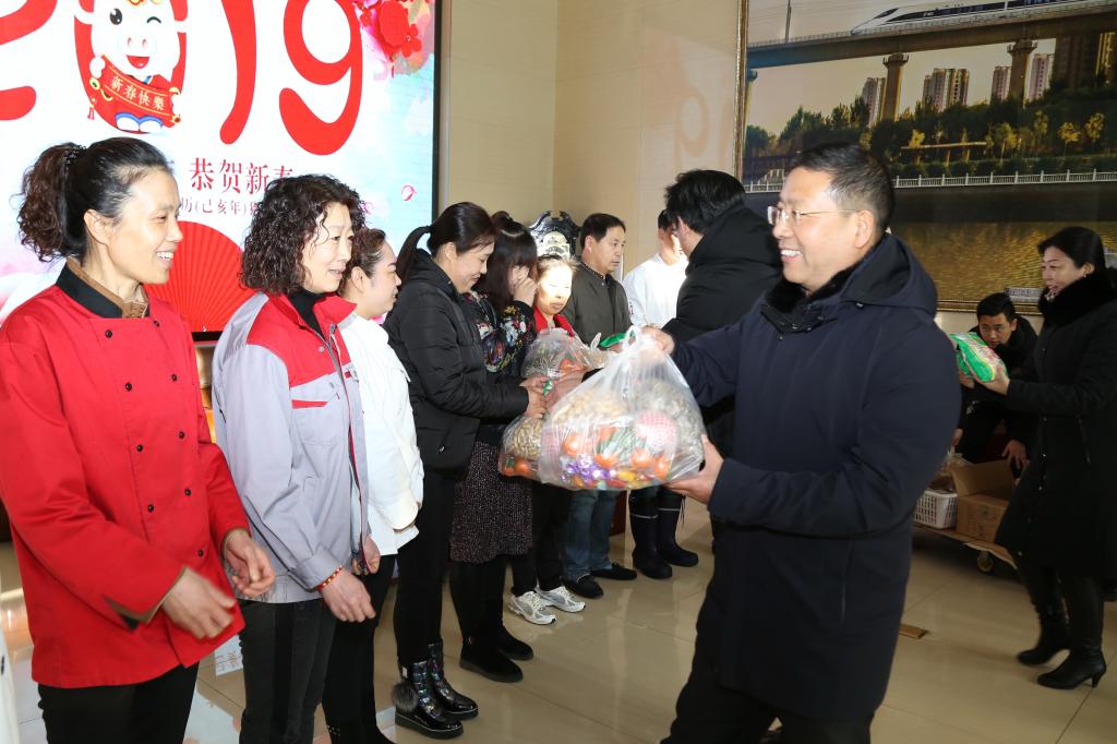 党委副书记徐彤宝同志看望在岗值班工作人员