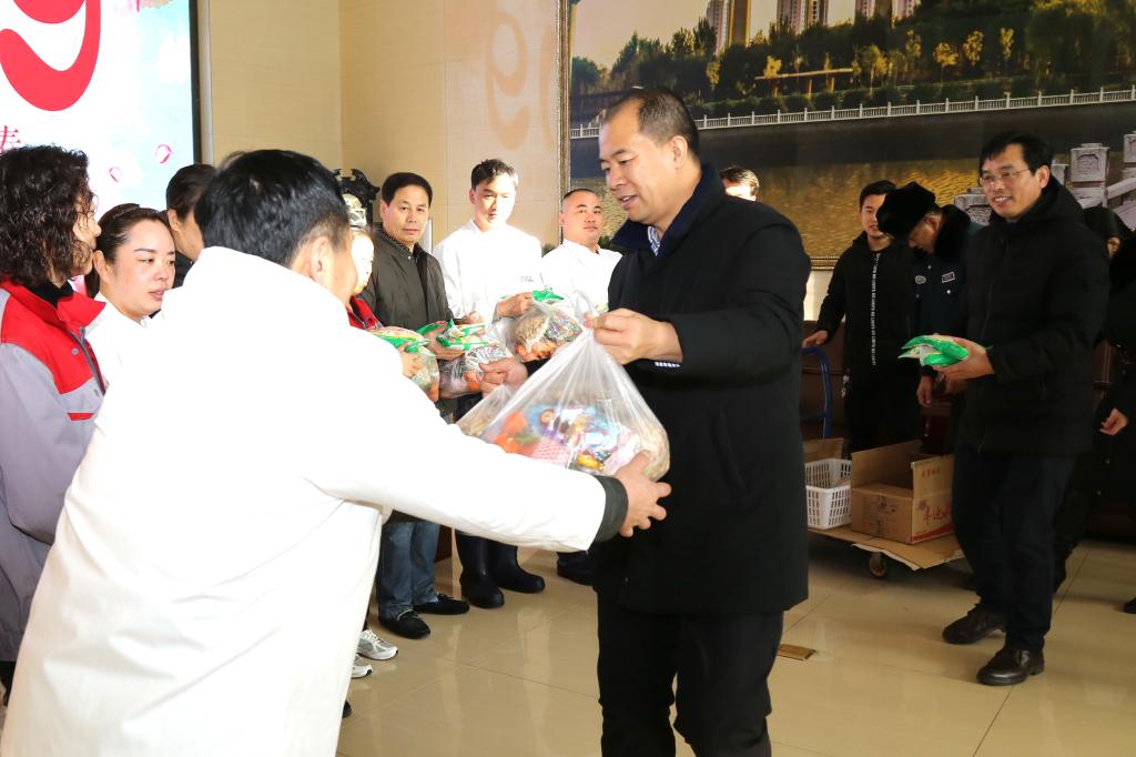 院长曹炳志同志看望在岗值班工作人员