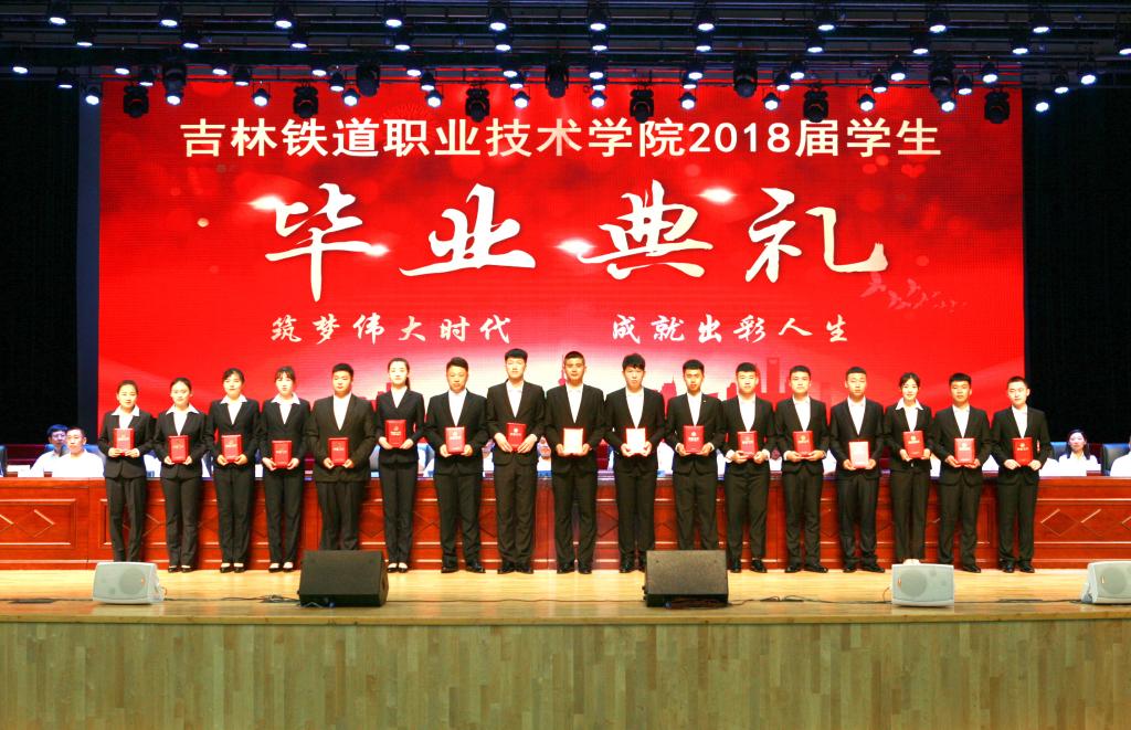 校友联络员代表领取证书