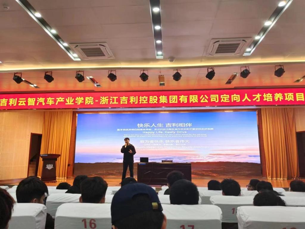 卢明远经理为参会师生讲解企业状况 卢明远经理为参会师生讲解企业状况