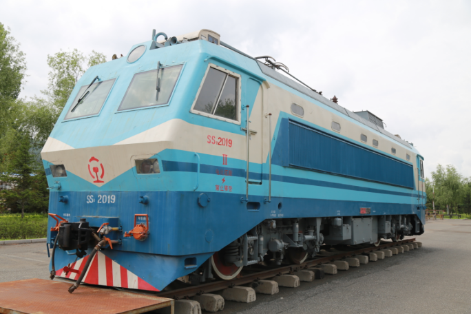 韶山8型准高速客运电力机车