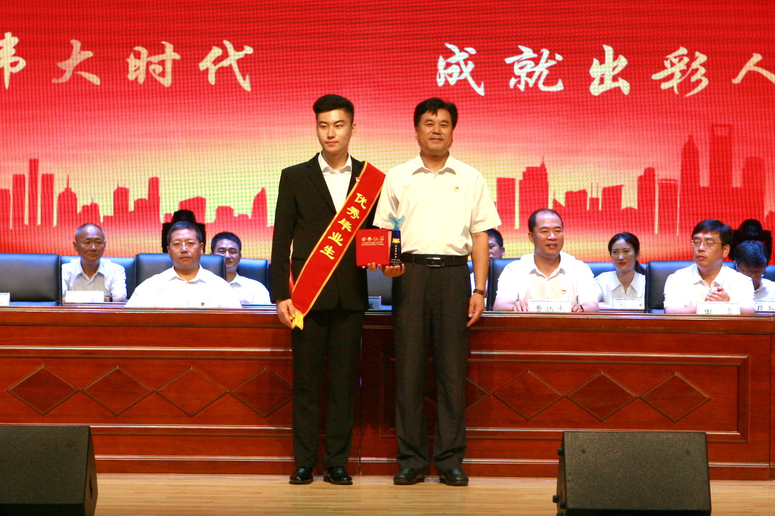党委书记王喜库为优秀毕业生代表颁奖