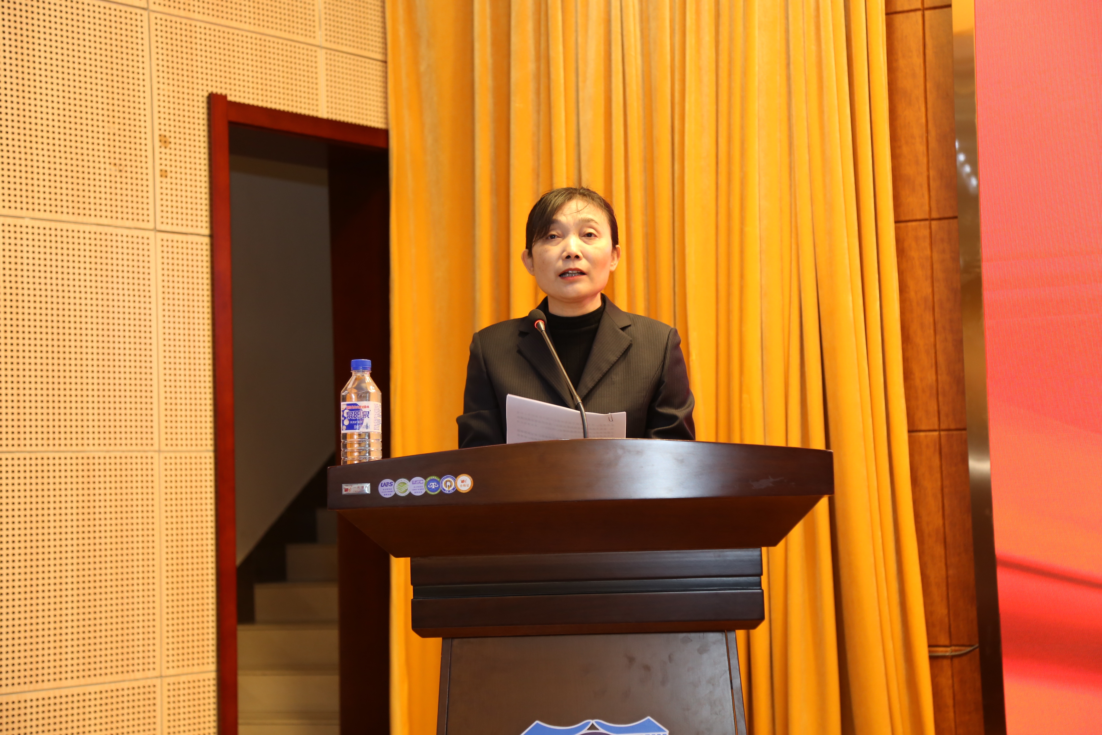 副校长张辉主持会议