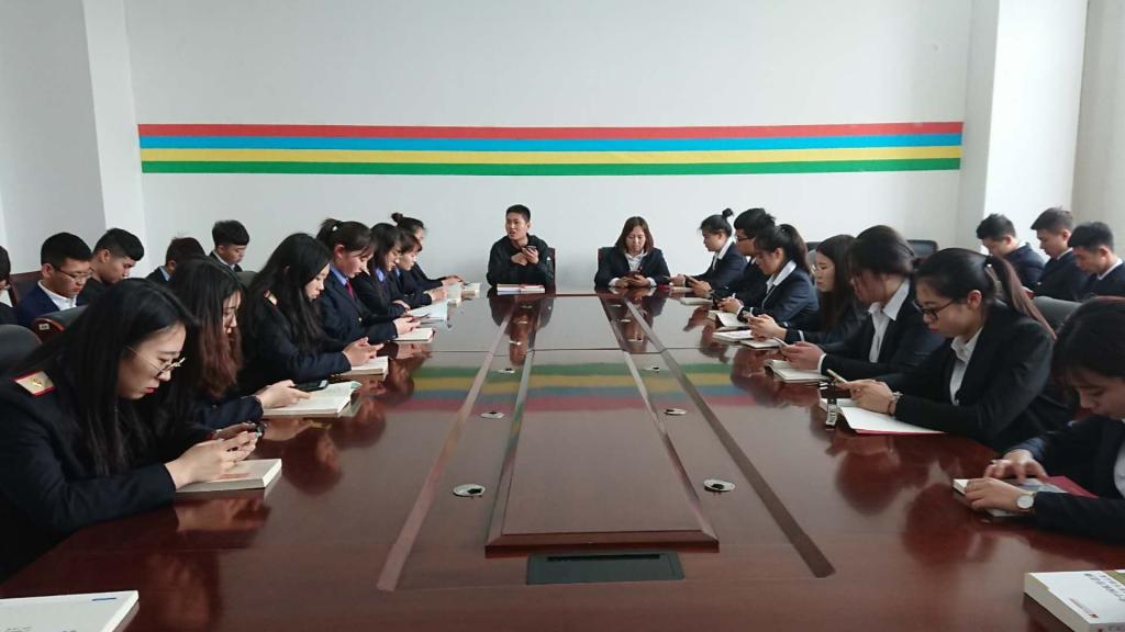 纪老师向学生们作介绍