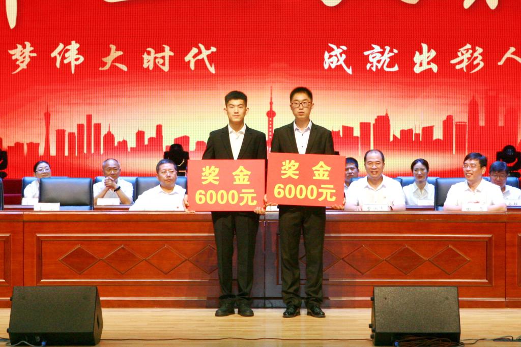 2018年上半年技能竞赛中获奖毕业生领奖