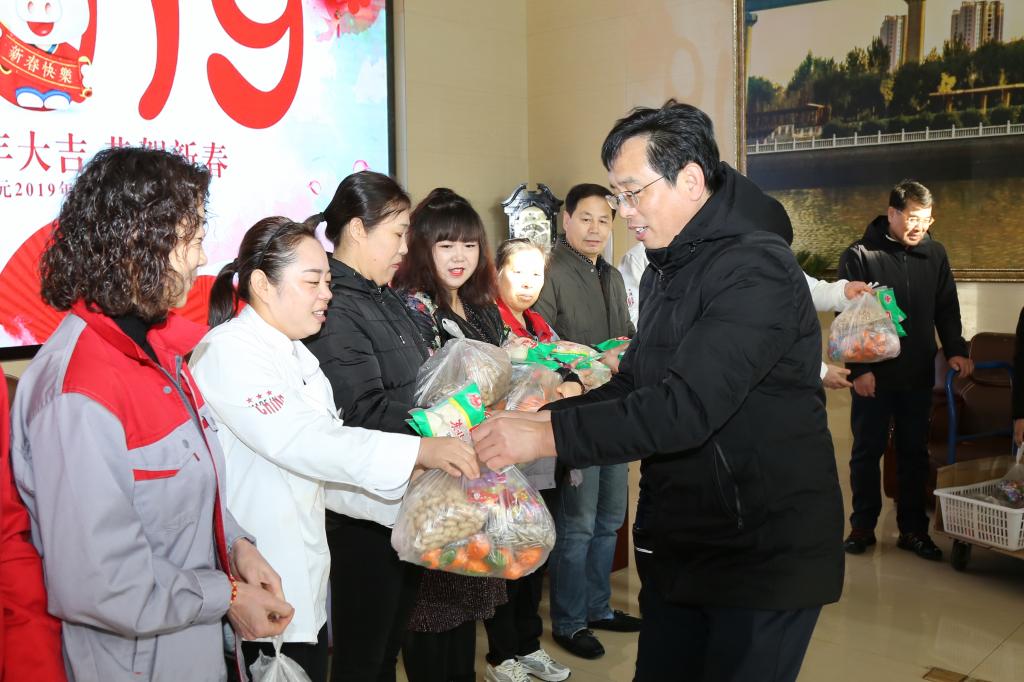 副院长田雷同志看望在岗值班工作人员