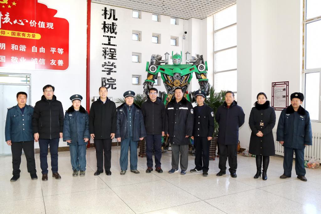 学院领导于实训基地与在岗值班工作人员合影